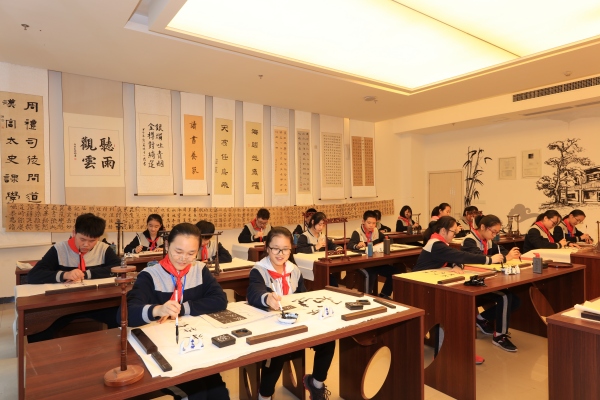 傳統(tǒng)書(shū)法教育。重慶市徐悲鴻中學(xué)供圖