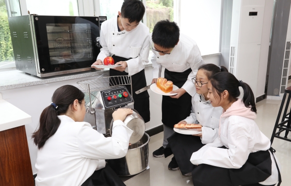 烹飪課。重慶市徐悲鴻中學(xué)供圖