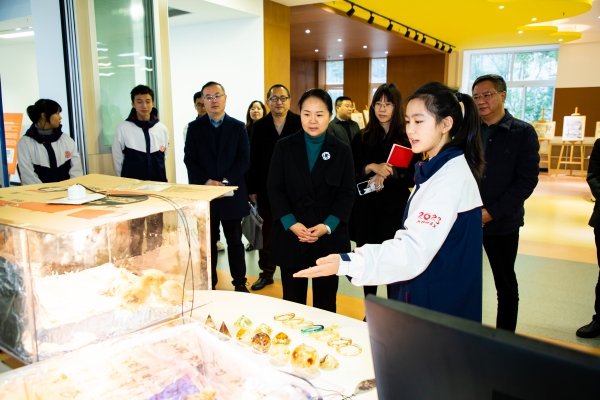 學(xué)生匯報(bào)STEAM教育成果。重慶市徐悲鴻中學(xué)供圖