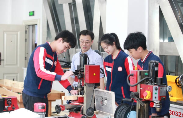 科創(chuàng)教育。重慶市徐悲鴻中學(xué)供圖