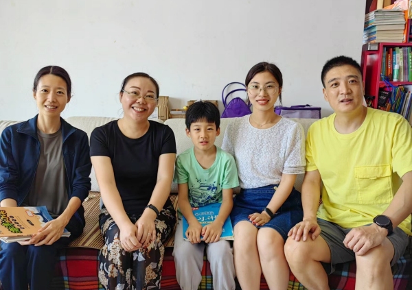 推進“百名黨員訪千家”活動。江北區(qū)鯉魚池小學供圖