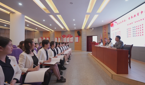 黨員干部、教師集中學習強黨性。江北區(qū)鯉魚池小學供圖