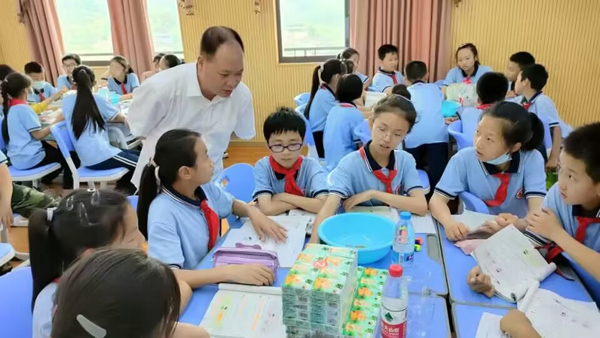 鄒權(quán)偉同志參加課堂大練兵活動。濱江四牌坊小學(xué)供圖