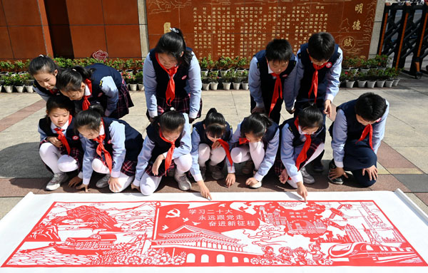 學(xué)生展示剪紙作品。菜市街小學(xué)供圖