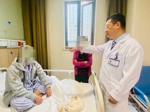 袁洪峰查房中。重慶愛爾眼科醫(yī)院總院供圖