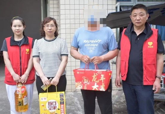 家訪活動現(xiàn)場。重慶迪邦皮膚病醫(yī)院供圖