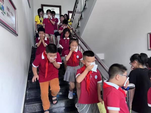 消防演練環(huán)節(jié)。重慶財經(jīng)學(xué)院供圖