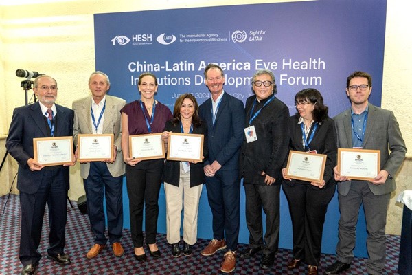 授聘現(xiàn)場(chǎng)。重慶何氏眼科醫(yī)院供圖