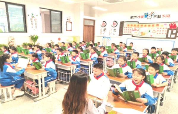 班級(jí)每日在校晨誦、午讀經(jīng)典。 重慶市璧山區(qū)御湖小學(xué)校供圖