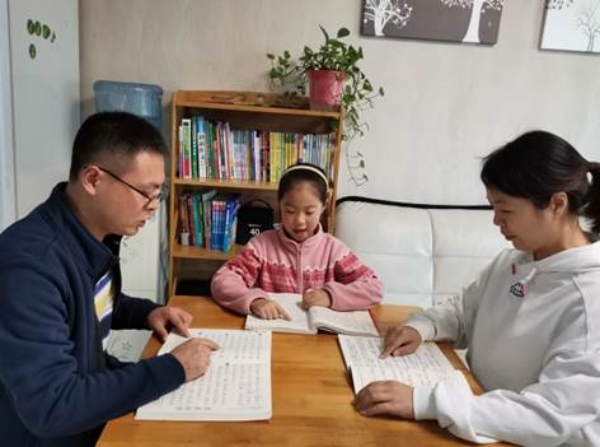 家庭每日共讀國(guó)學(xué)經(jīng)典。 重慶市璧山區(qū)御湖小學(xué)校供圖