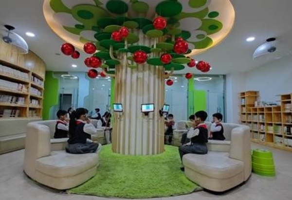 圖書(shū)館智慧型閱讀。 重慶市璧山區(qū)御湖小學(xué)校供圖