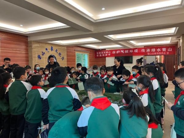 學(xué)生走進(jìn)璧山氣象文化廳。 璧山區(qū)文星實(shí)驗(yàn)小學(xué)校供圖