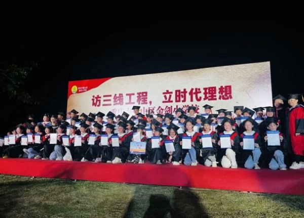 第一支部書記劉居康開展“清廉大講堂”講座。 璧山區(qū)金劍小學(xué)校供圖