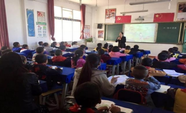 黨員易程軍赴芒康嘎托鎮(zhèn)小學(xué)送教儀式。 璧山區(qū)金劍小學(xué)校供圖