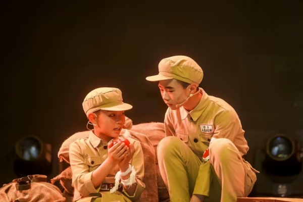 紅色課本劇《一個(gè)蘋(píng)果》。 璧山區(qū)璧泉小學(xué)校供圖