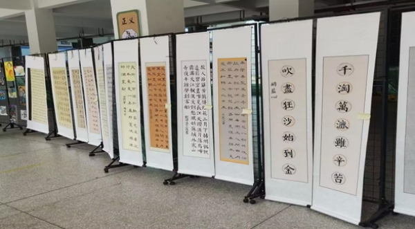 學(xué)生書(shū)法作品展示。 璧山區(qū)璧泉小學(xué)校供圖