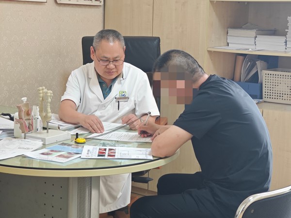 患者問診。重慶東大肛腸醫(yī)院供圖