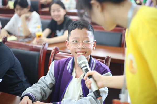 志愿者與兒童“笑”談趣味生活。重慶財經(jīng)學(xué)院供圖