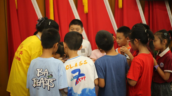 志愿者“趣”講反詐騙安全教育。重慶財經(jīng)學(xué)院供圖