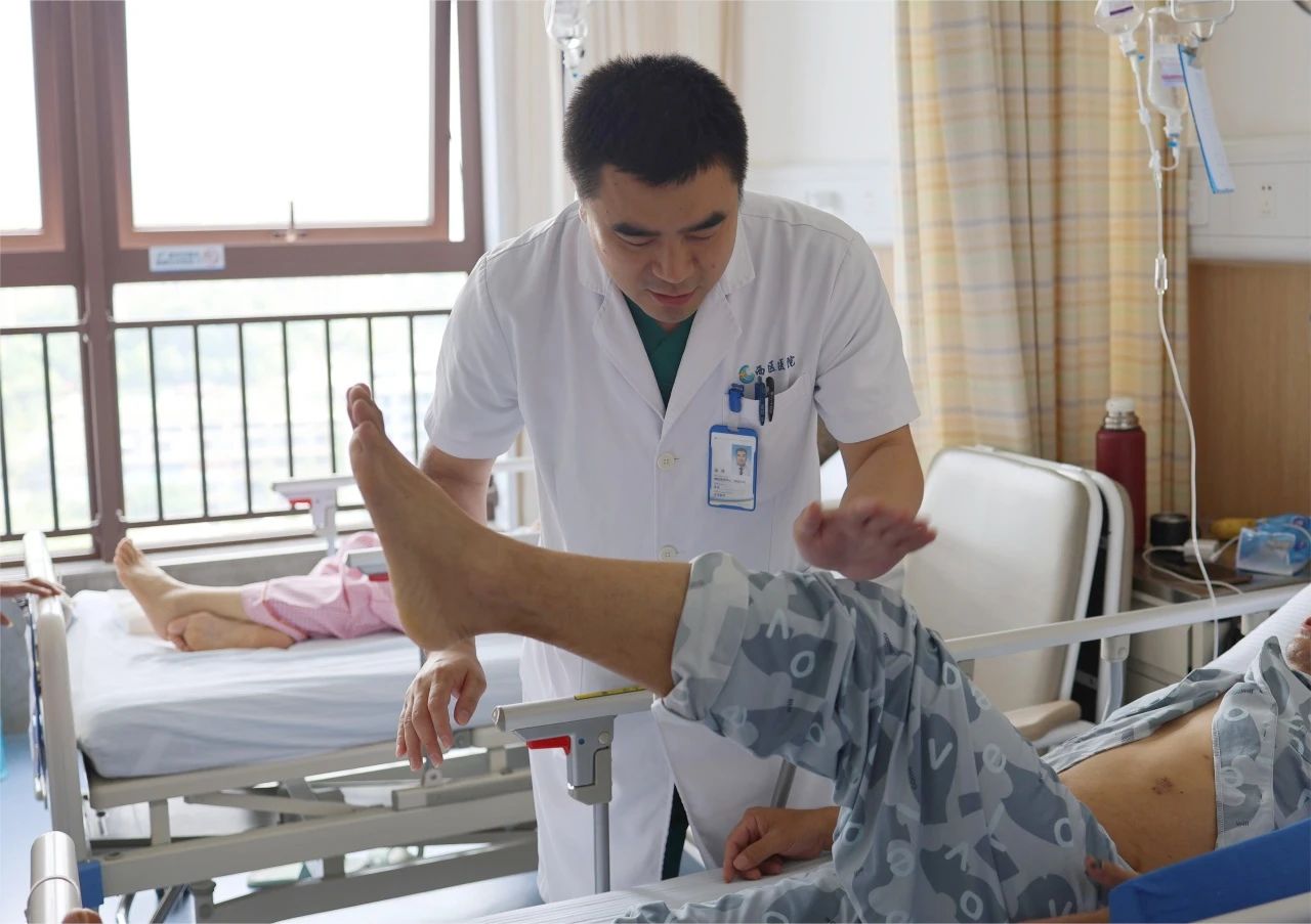 梁鴻檢查患者恢復(fù)情況。重慶西區(qū)醫(yī)院供圖
