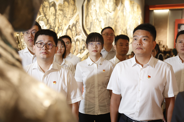 入黨第一課。沙坪壩區(qū)教委供圖