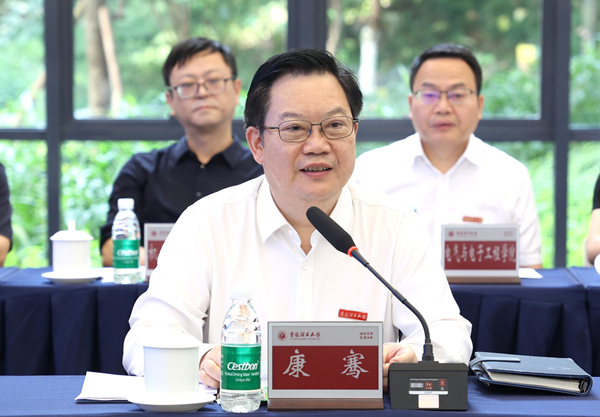 重慶理工大學(xué)黨委書記康騫致辭。重慶理工大學(xué)供圖