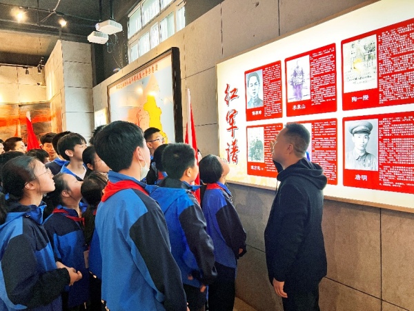 五色德育之紅色課程。 豐都縣融智學(xué)校供圖