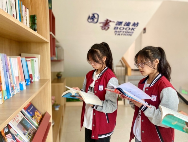 課間的圖書漂流站。 豐都育才中學供圖