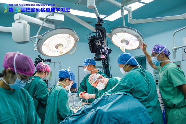 手術(shù)室現(xiàn)場。重慶大學(xué)附屬腫瘤醫(yī)院供圖