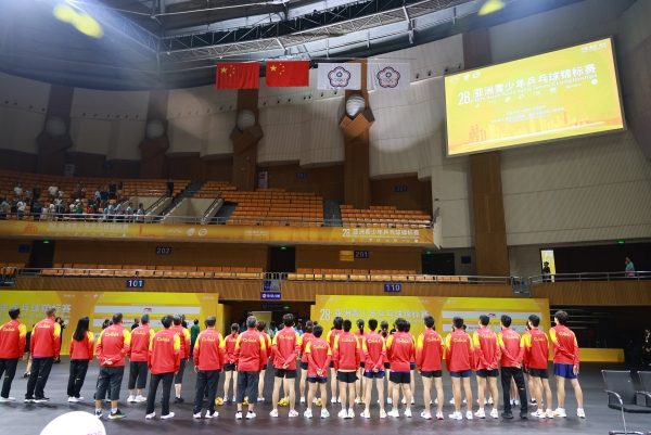 中國隊全體運動員、教練面對國旗，高唱國歌。