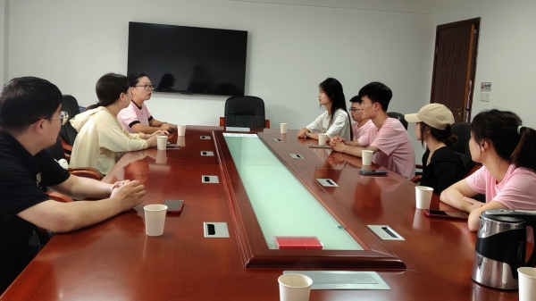 實(shí)踐團(tuán)與勝天村黨委書(shū)記朱鳳開(kāi)展座談交流。重慶財(cái)經(jīng)學(xué)院供圖