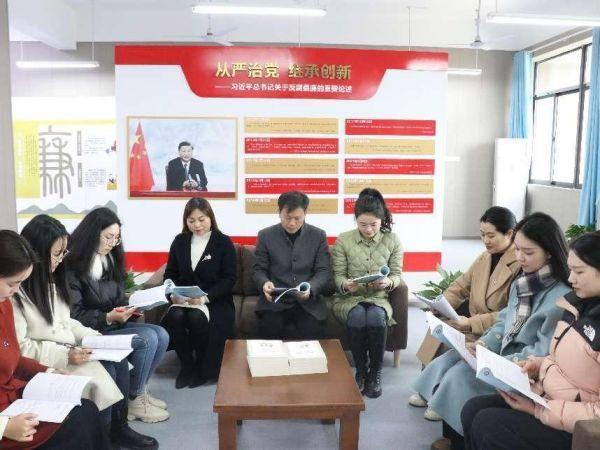 思政學習。永川區(qū)鳳凰湖中學供圖