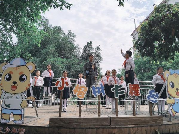 “足球特色”大舞臺與“榕樹”小舞臺活動。新華小學供圖