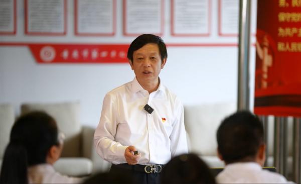 進(jìn)行主題教育宣講。第四十九中學(xué)校供圖