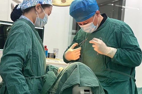 醫(yī)生為患者實施手術。泰康拜博口腔醫(yī)院供圖