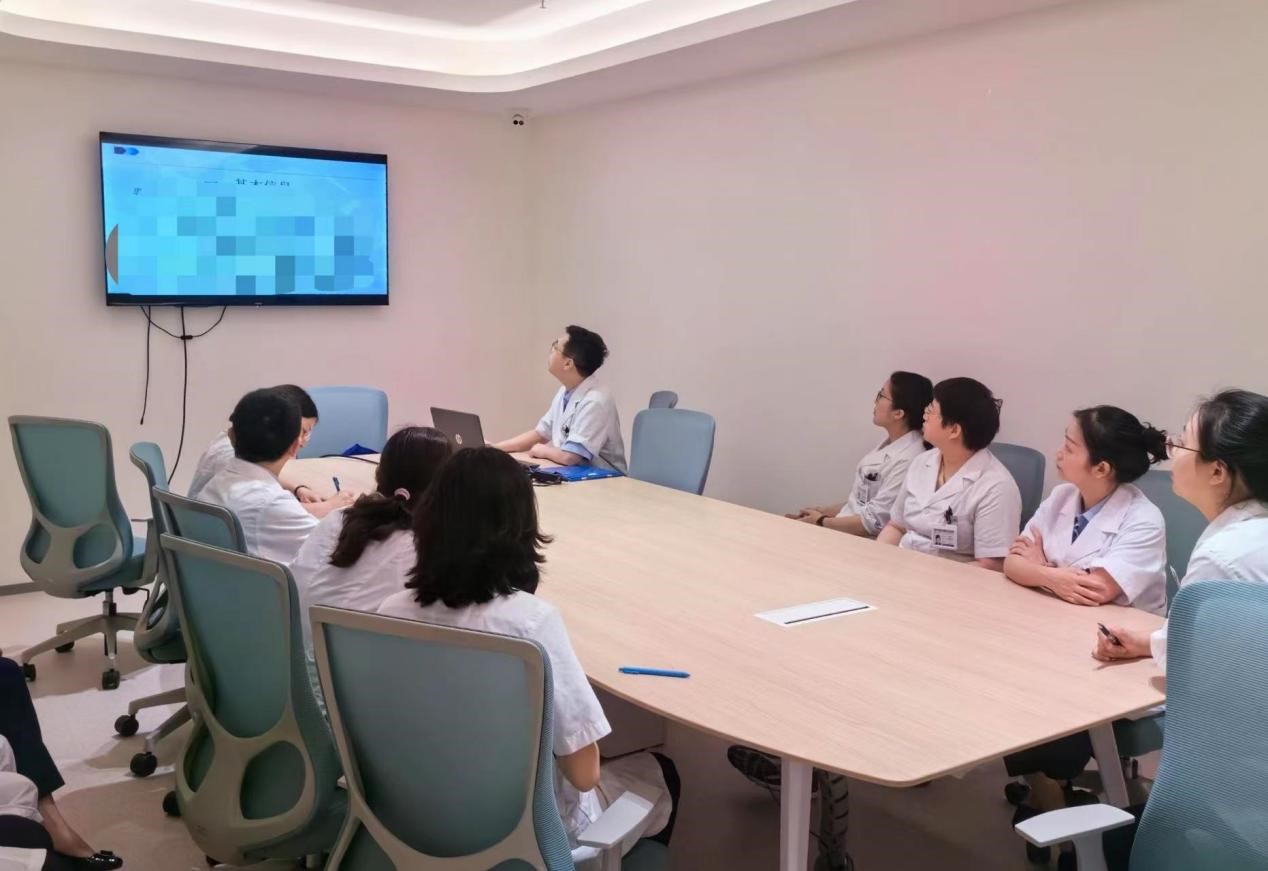 多學(xué)科聯(lián)合會(huì)診制定手術(shù)方案。重慶南坪愛(ài)爾眼科醫(yī)院供圖