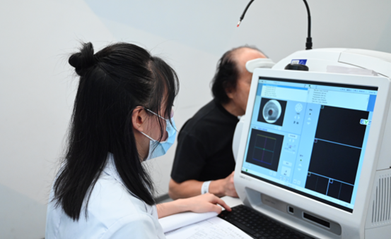 患者術(shù)后檢查眼底情況。重慶南坪愛(ài)爾眼科醫(yī)院供圖