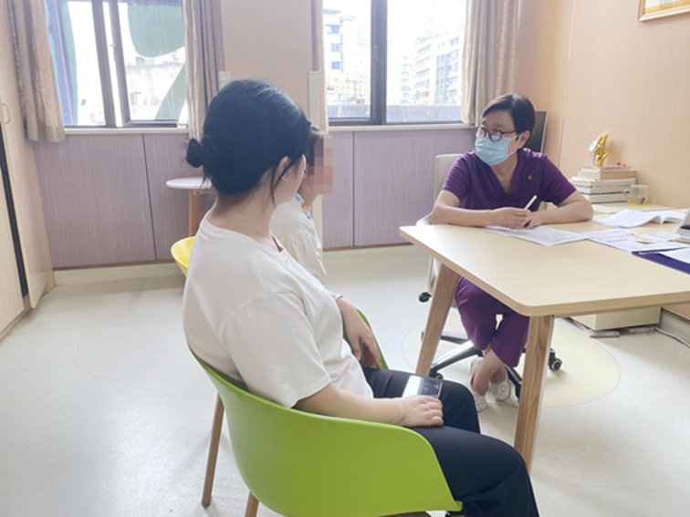心理咨詢現(xiàn)場。重慶小米熊兒童醫(yī)院供圖