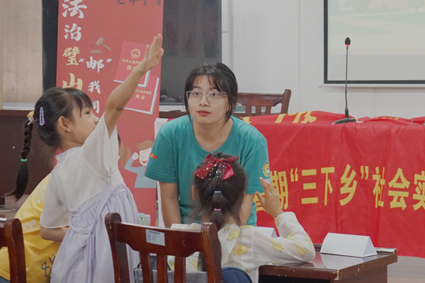 團隊成員在城中社區(qū)與小朋友們討論。宋如意攝