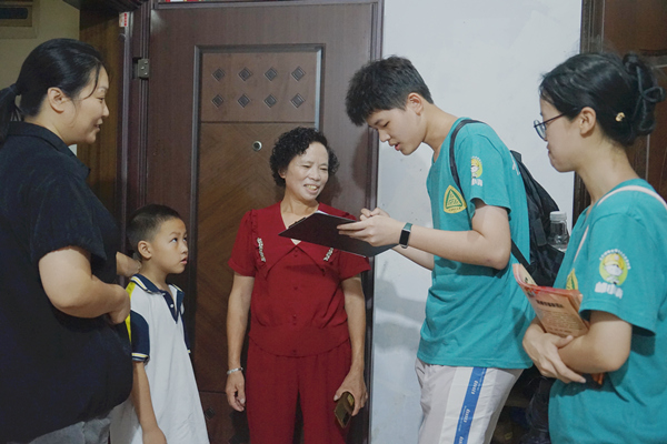 團隊成員在東關社區(qū)進行入戶宣傳。宋如意攝