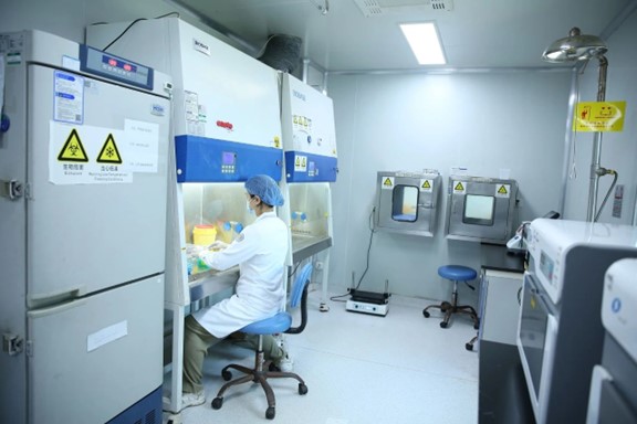 樣本制備區(qū)：生物安全柜、核酸提取儀。重慶松山醫(yī)院供圖