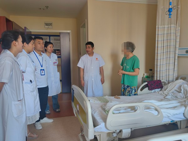 醫(yī)生查房。重慶嘉華醫(yī)院供圖