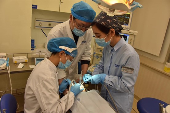 醫(yī)生為患者實(shí)施手術(shù)。泰康拜博口腔醫(yī)院供圖