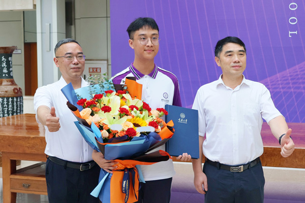 陳睿（中）拿到錄取通知書。李聰沖攝