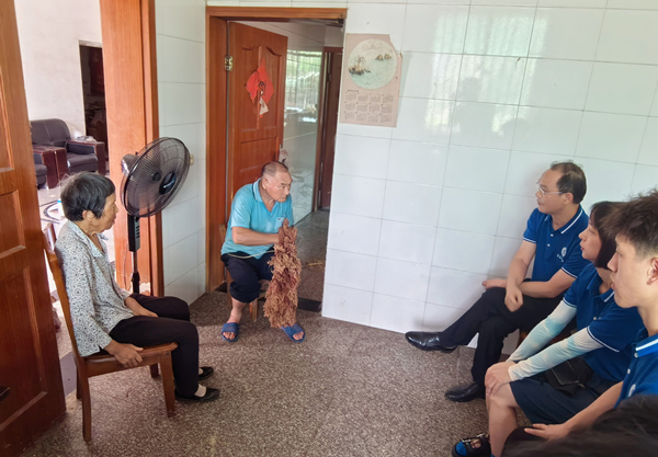 實(shí)踐團(tuán)成員入戶“拉家?！?，互動(dòng)普法。重慶理工大學(xué)供圖