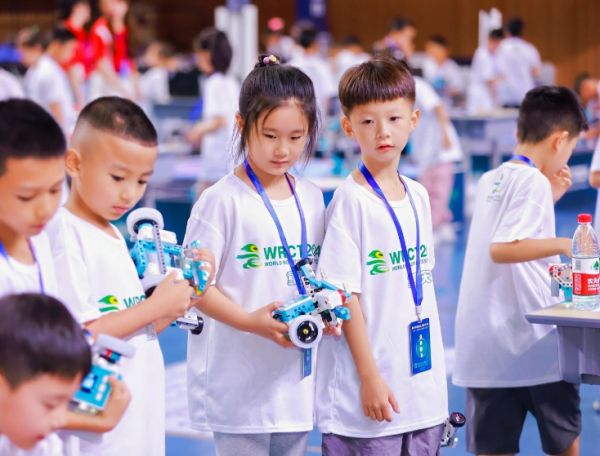 青少年參賽選手正在準(zhǔn)備比賽。賽事組委會(huì)供圖