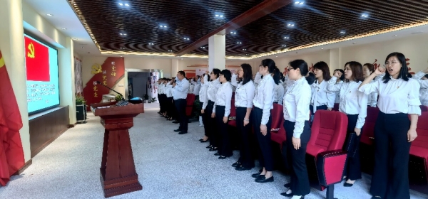 五育黨小組重溫入黨誓詞。重慶市武隆區(qū)第二實(shí)驗(yàn)小學(xué)供圖