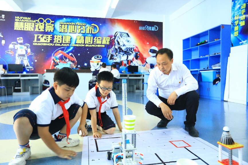啟智黨小組科創(chuàng)小隊(duì)帶領(lǐng)學(xué)生玩轉(zhuǎn)機(jī)器人。重慶市武隆區(qū)第二實(shí)驗(yàn)小學(xué)供圖