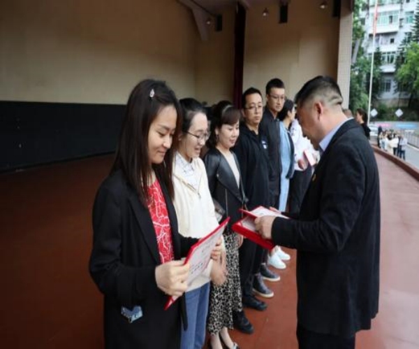 學(xué)校黨委書記為骨干教師頒發(fā)榮譽(yù)證書。武隆一中供圖