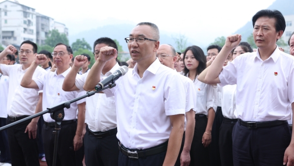 黨委書(shū)記陳雄帶領(lǐng)學(xué)校全體黨員重溫入黨誓詞。武隆中學(xué)供圖